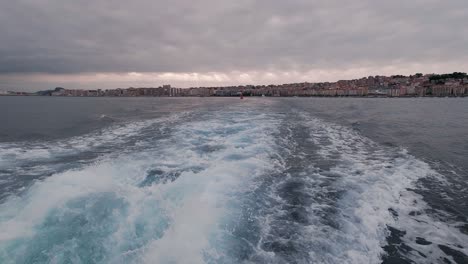 Vista-De-La-Bahía-De-Santander-Desde-Un-Ferry-Durante-El-Día-Nublado-De-Verano-Al-Atardecer