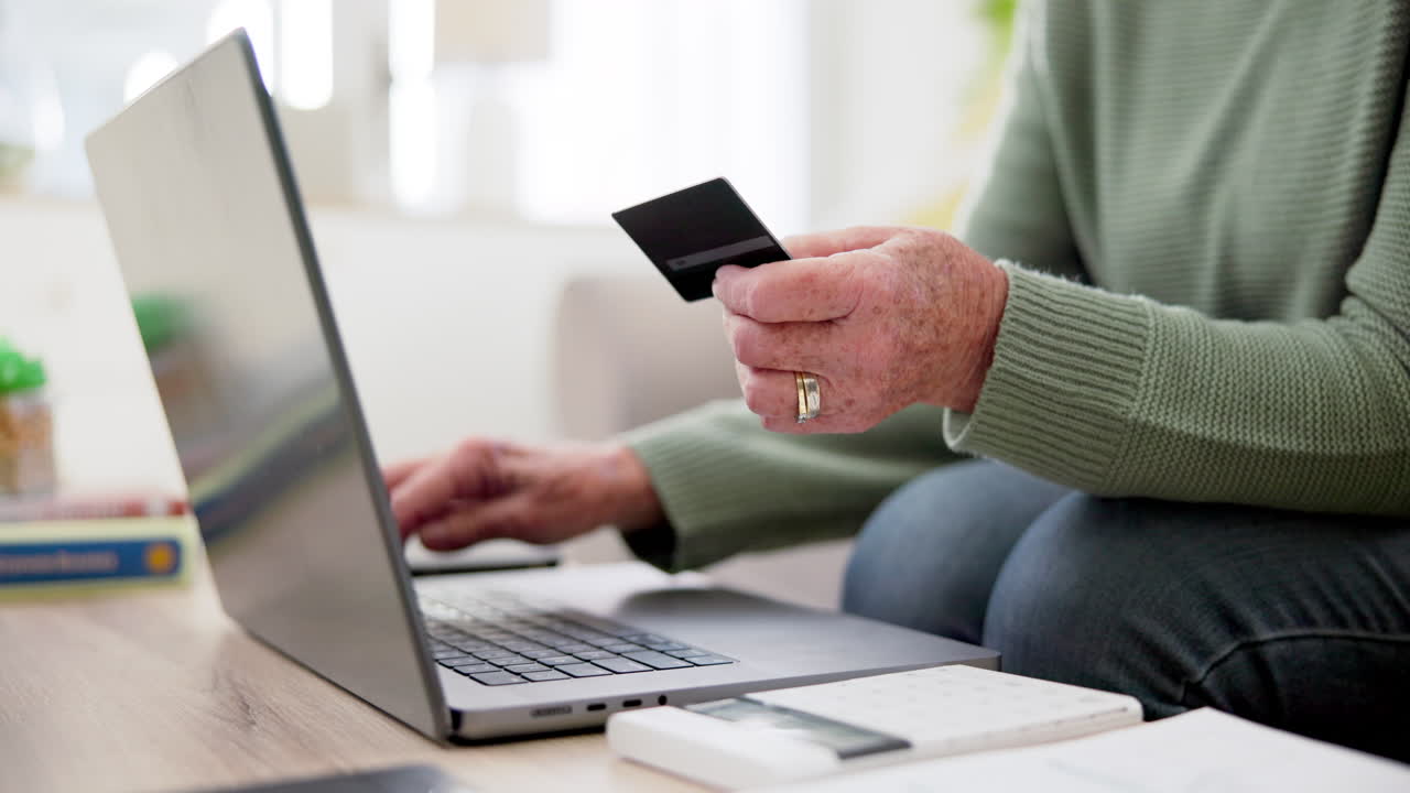 Mani di donna, carta di credito e laptop online