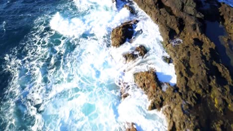 Flyback-Aéreo-De-Arriba-Hacia-Abajo-Sobre-Rocas-Volcánicas-Seixal-En-Madeira,-Portugal