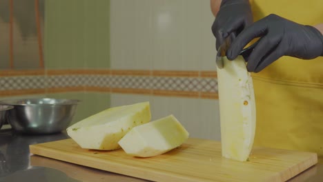 el chef cortando la piña