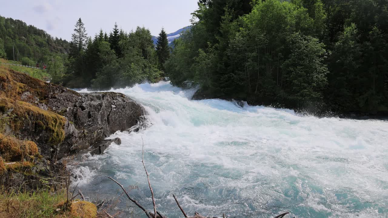 Dağ Irmağı, Muhteşem Doğa, Norveç doğal manzarası. Lovatnet Gölü (Loenvatnet olarak da bilinir), Norveç, Vestland bölgesindeki Stryn belediyesinde bulunan bir göldür.