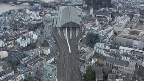 Blick-Aus-Der-Vogelperspektive-Auf-Den-Zug,-Der-Den-Kölner-Hauptbahnhof-Verlässt.-Frequentierter-Lokaler,-Nationaler-Und-Internationaler-Verkehrsknotenpunkt.-Köln,-Deutschland