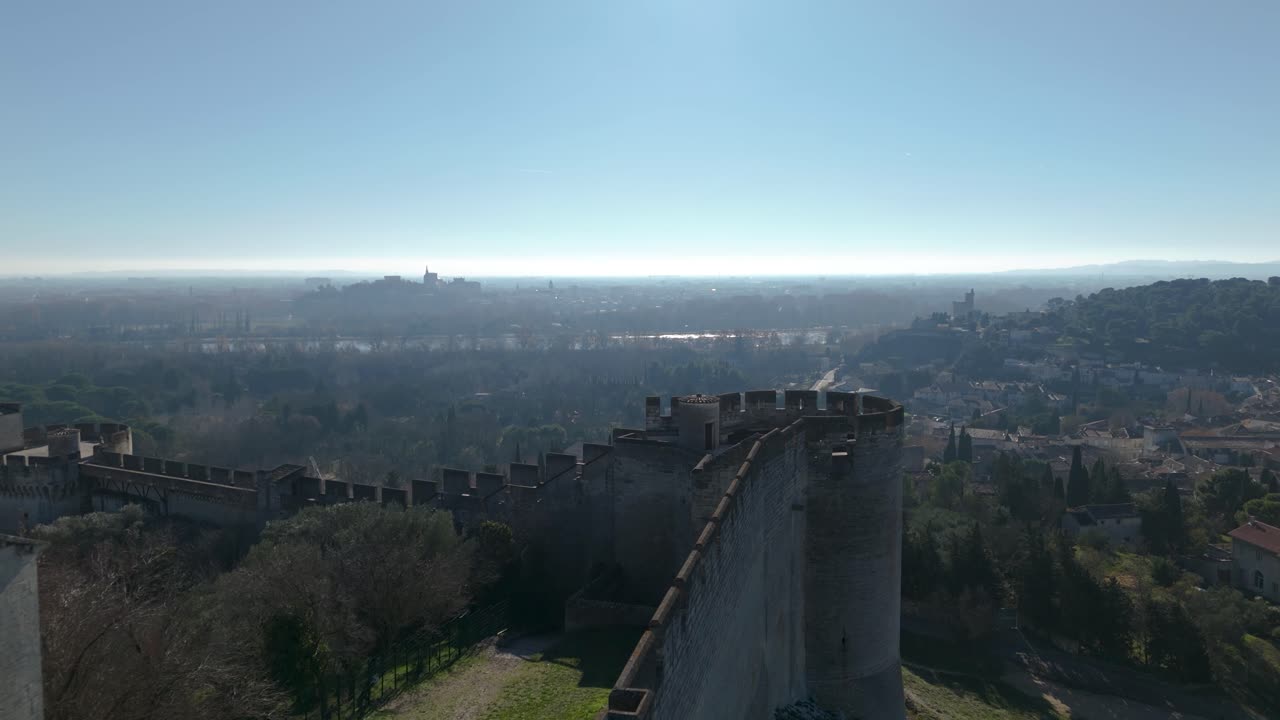 Forte Saint-André che domina la soleggiata Avignone - sorvolo aereo.