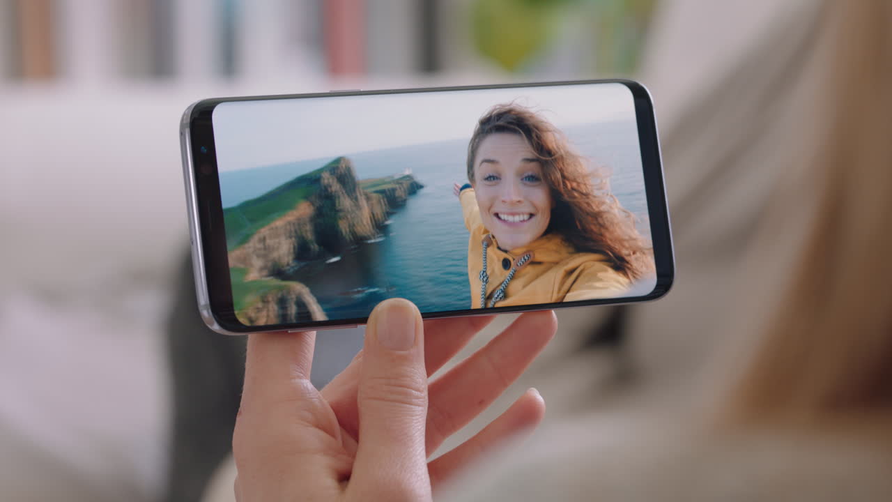 mujer joven chateando en video usando un teléfono inteligente amiga feliz de vacaciones en escocia compartiendo experiencia de viaje divirtiéndose en vacaciones aventura comunicándose con teléfono móvil 4k