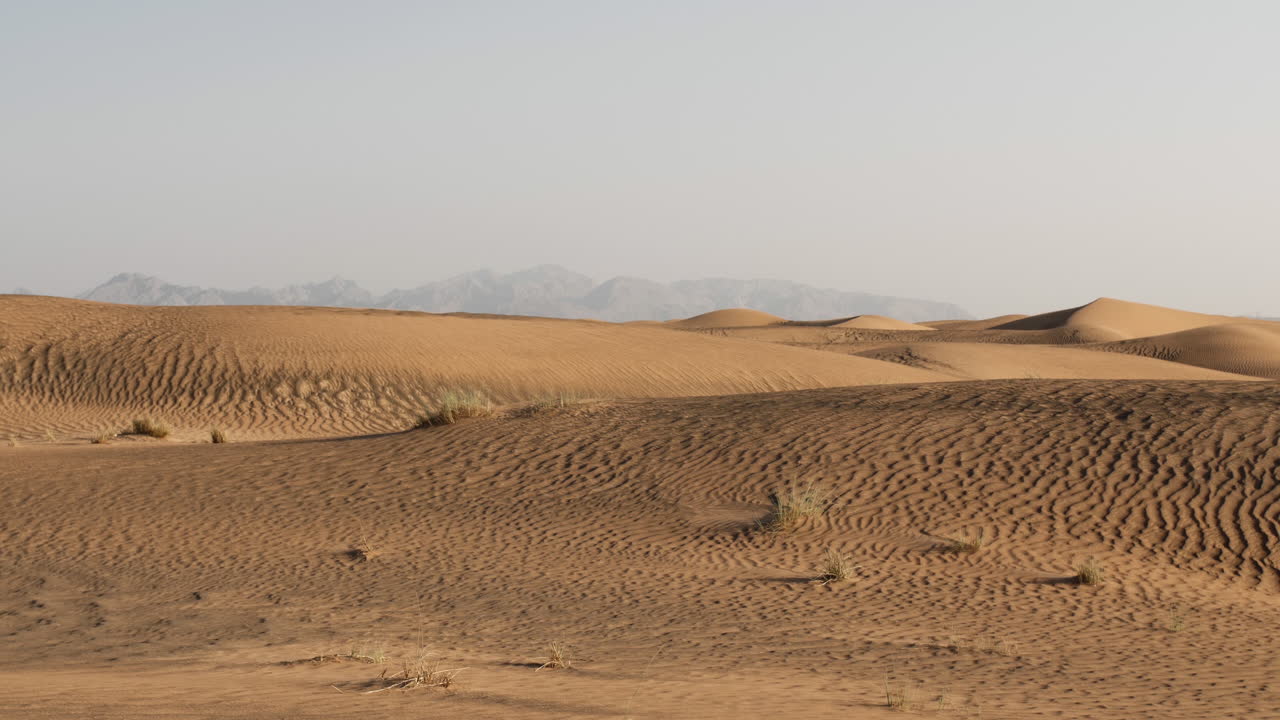 아랍 에미리트 에 있는 두바이 근처 의 중동 사막 풍경 과 모래 언덕 과 멀리 있는 산 들