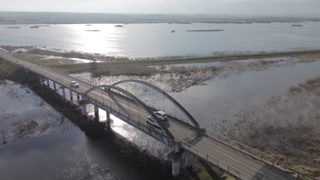 Puente-Desbordamiento-Agua-Río-Coche-Conducir-Antena-Plataforma-Rodante-Viniendo