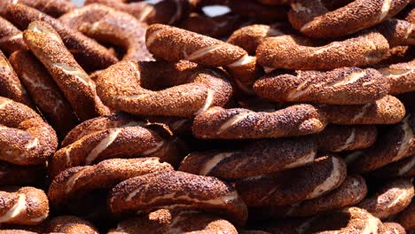 una pila de pan de simit turco
