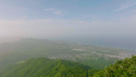 Grandes-Montañas-En-Una-Zona-Poco-Poblada