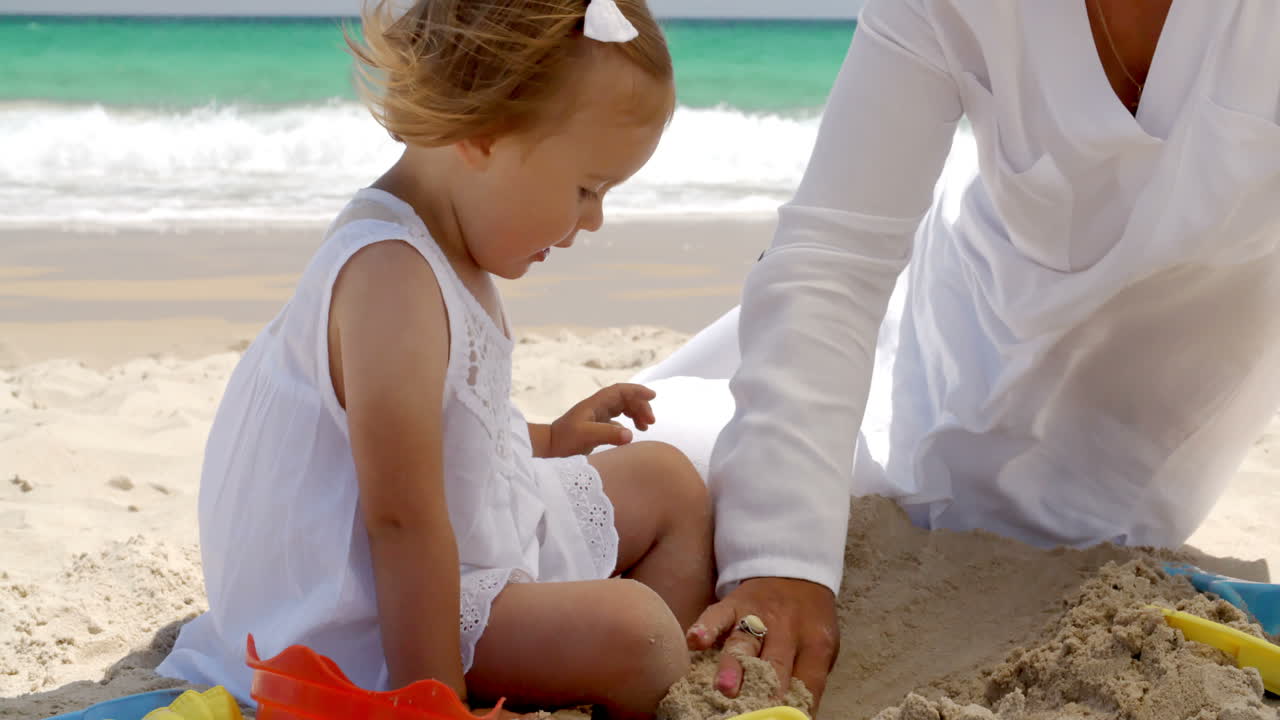 열대 해변 에서 놀고 있는 어린 소녀