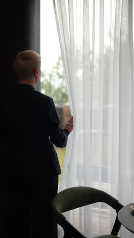 una mujer disfrutando de una copa junto a la ventana.