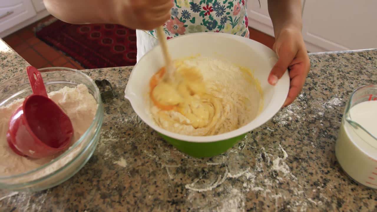 chica joven haciendo galletas de navidad en casa