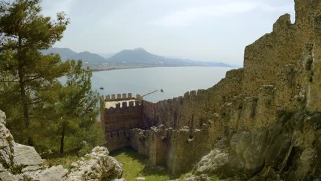 Alte-Steinmauern-Der-Burg-Von-Alanya-Mit-Blick-Auf-Das-Mittelmeer-Im-Süden-Der-Türkei