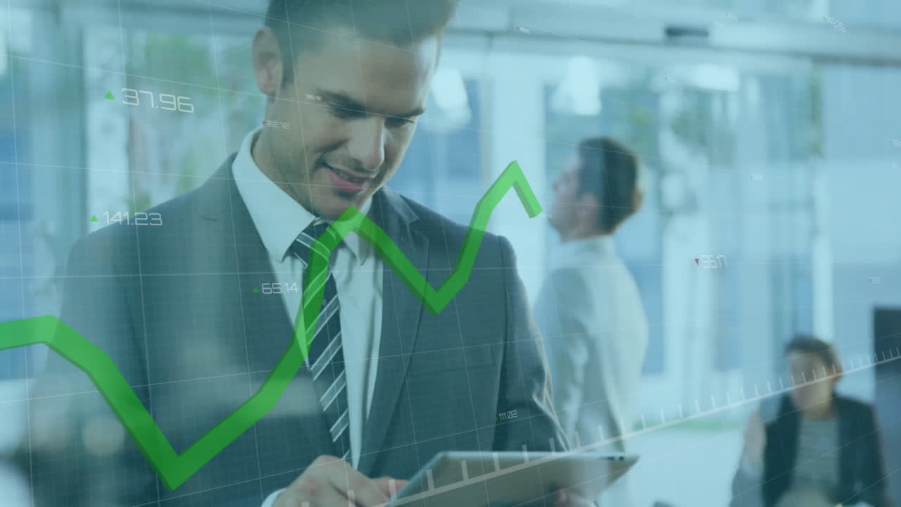 animación de procesamiento de datos y diagramas sobre hombre caucásico usando tableta