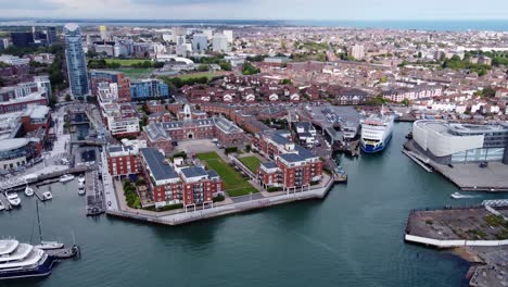 ferry atraca en la terminal de wightlink gunwharf cerca del casco antiguo de portsmouth en inglaterra