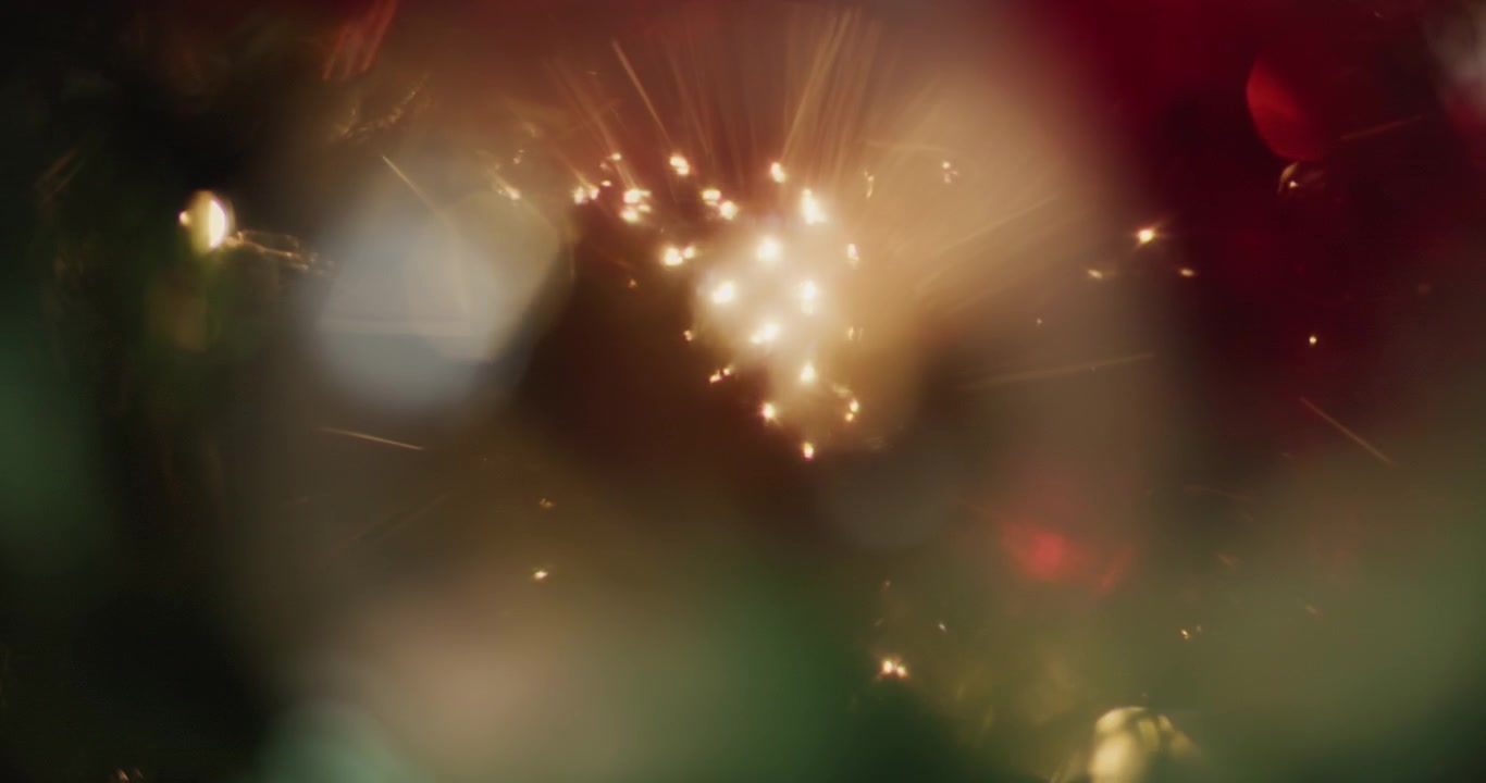 Untaian Dekorasi Meriah dalam Bokeh Abstrak