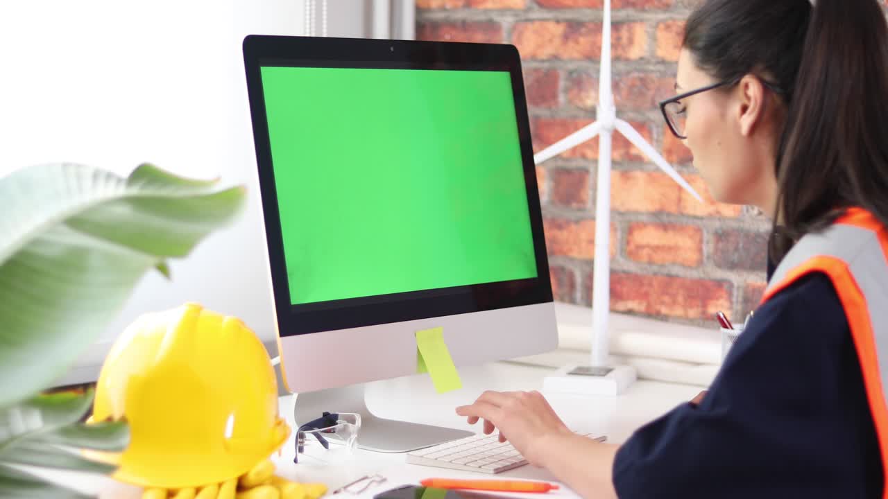 ingeniera civil mujer trabajando en computadora