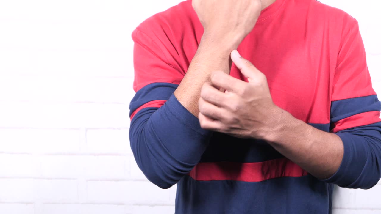 腕をかじる男