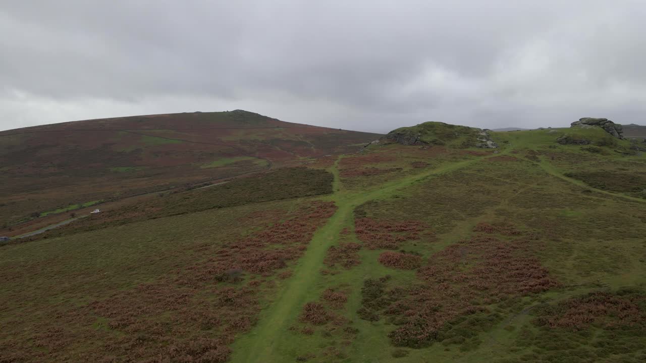 가을에 다트무어 시골 공원: 무어랜드를 가로지르는 파노라마 뷰