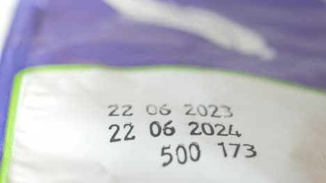 primer plano de una etiqueta de producto con un código de fecha