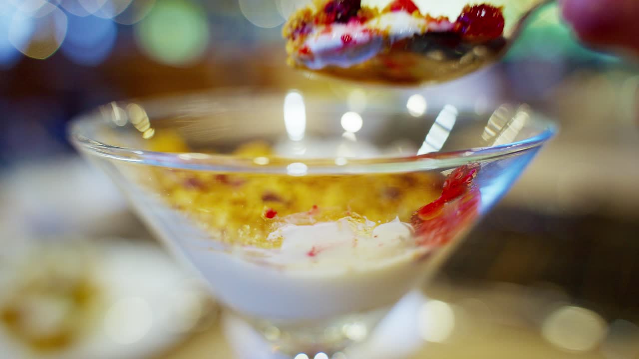 맛있는 요구르트 파르페이트와 그라놀라와 베리