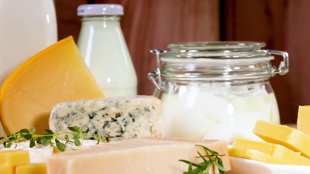 나무 표면 에 전시 된 여러 가지 유제품