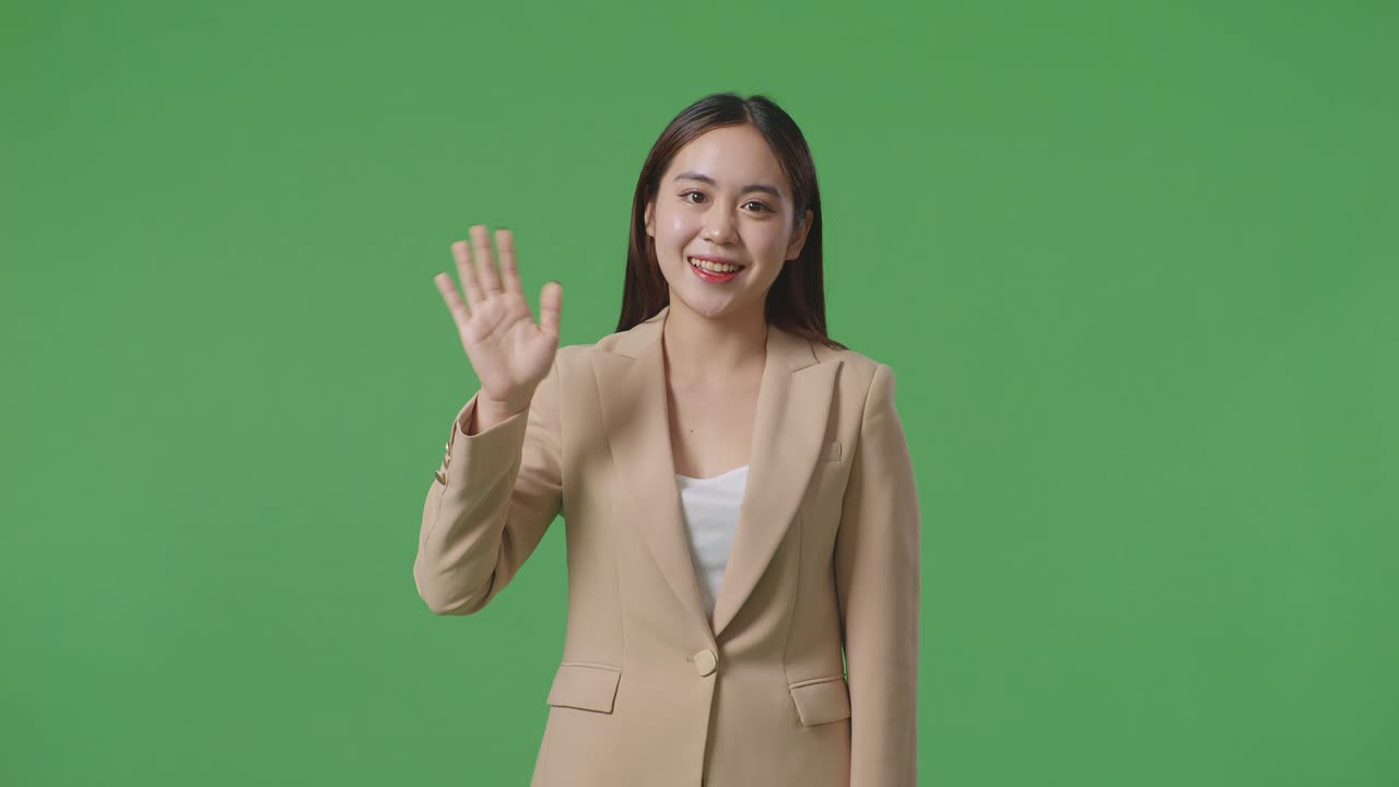 una mujer saludando.