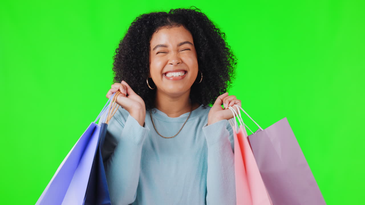 mujer, bolsa de compras y feliz en la pantalla verde