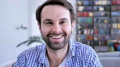 retrato de un hombre de barba casual sonriente mirando a la cámara, 4k, de alta calidad