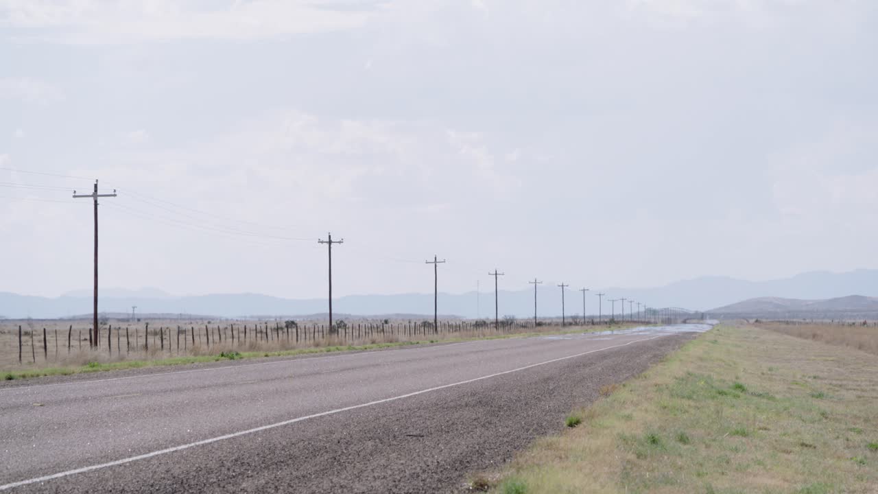 공허한 고속도로에서 지나가는 차, 서부 텍사스