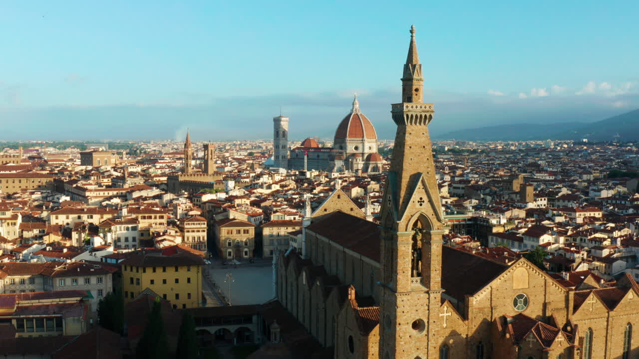 Volando sui tetti e sulle guglie di Firenze, Italia.