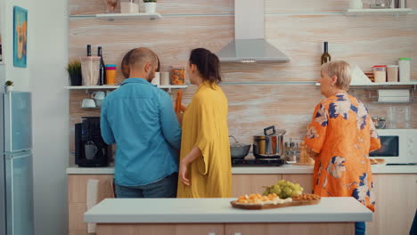 poniendo los comestibles en el refrigerador