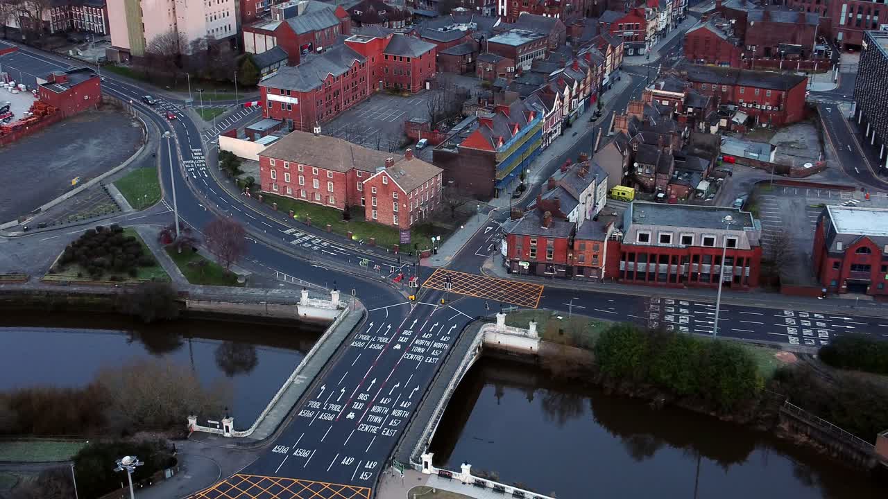 antena madrugada ciudad calle transito conmutar cruce carriles cruce curvo rio lento zoom out