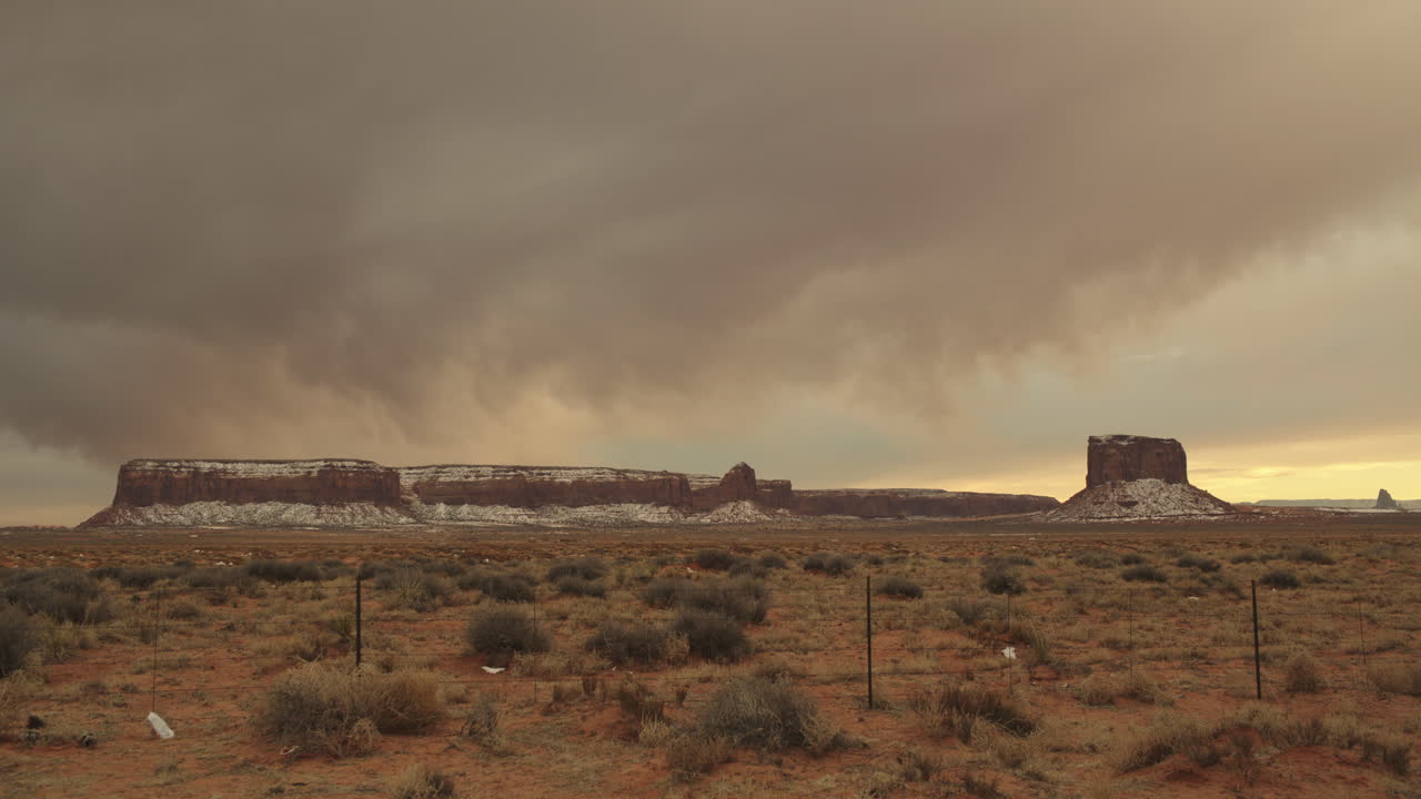 아름다운 애리조나 사막의 일몰의 타임  ⁇ 스. 구름이 지나가고 태양이 지평선 아래로 가라앉기 직전에 바위 형태를 밝히고 있습니다.