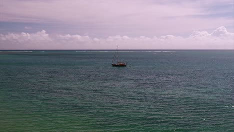 Velero-Solitario-A-Las-Afueras-De-Arecibo-Puerto-Rico