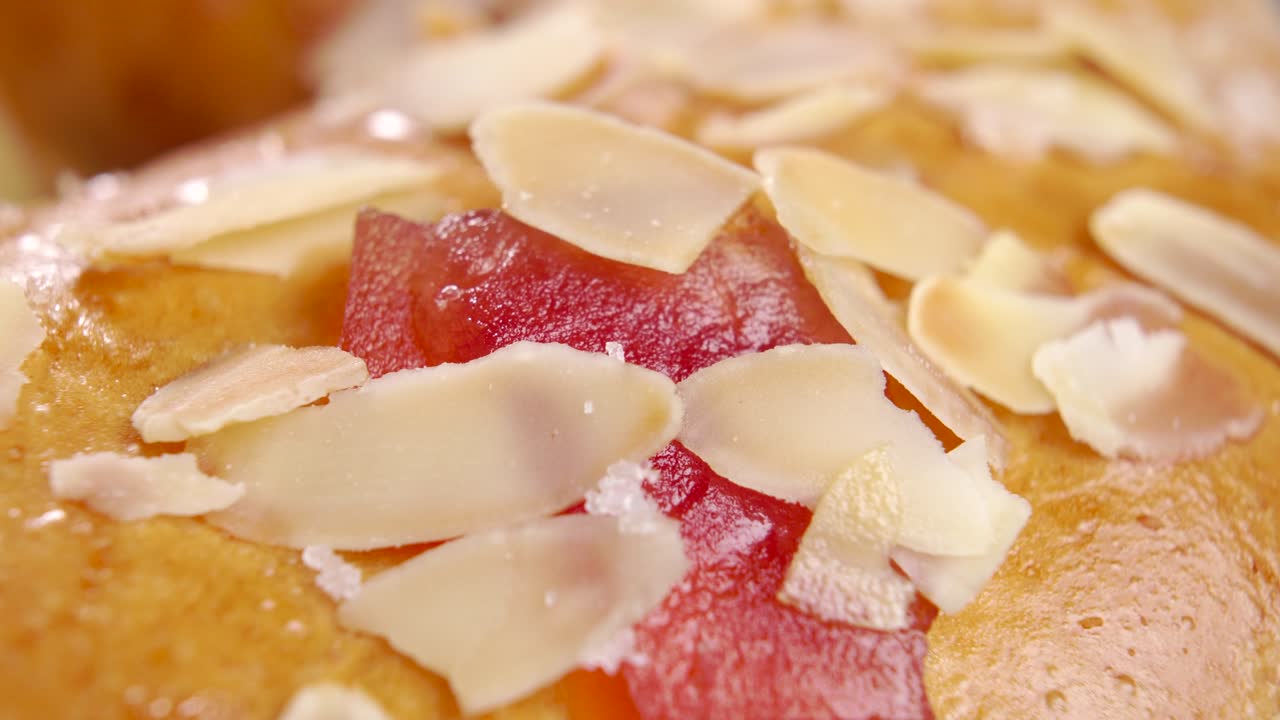 испанский роскон де рейес с фруктами, сахаром и орехами.