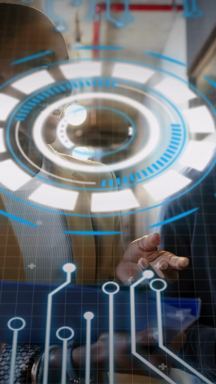 Vertikal video: Team ved glasdisplay til tech-demo, HUD pulserer, hænder tapper på holografisk ring.