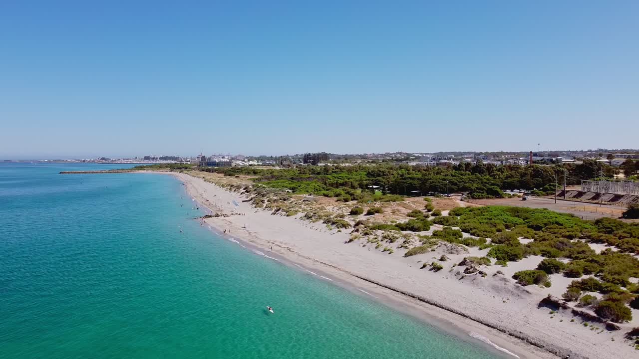 해안선에서 드러난 그래피티가 인 프레만틀 오래된 발전소