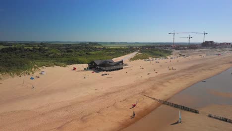 la playa de cadzand-bad, los países bajos durante un día soleado