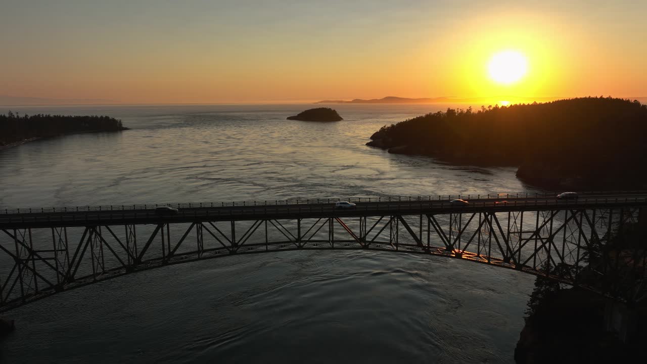 Vista aérea panorámica del puente del Parque Estatal Deception Pass al atardecer