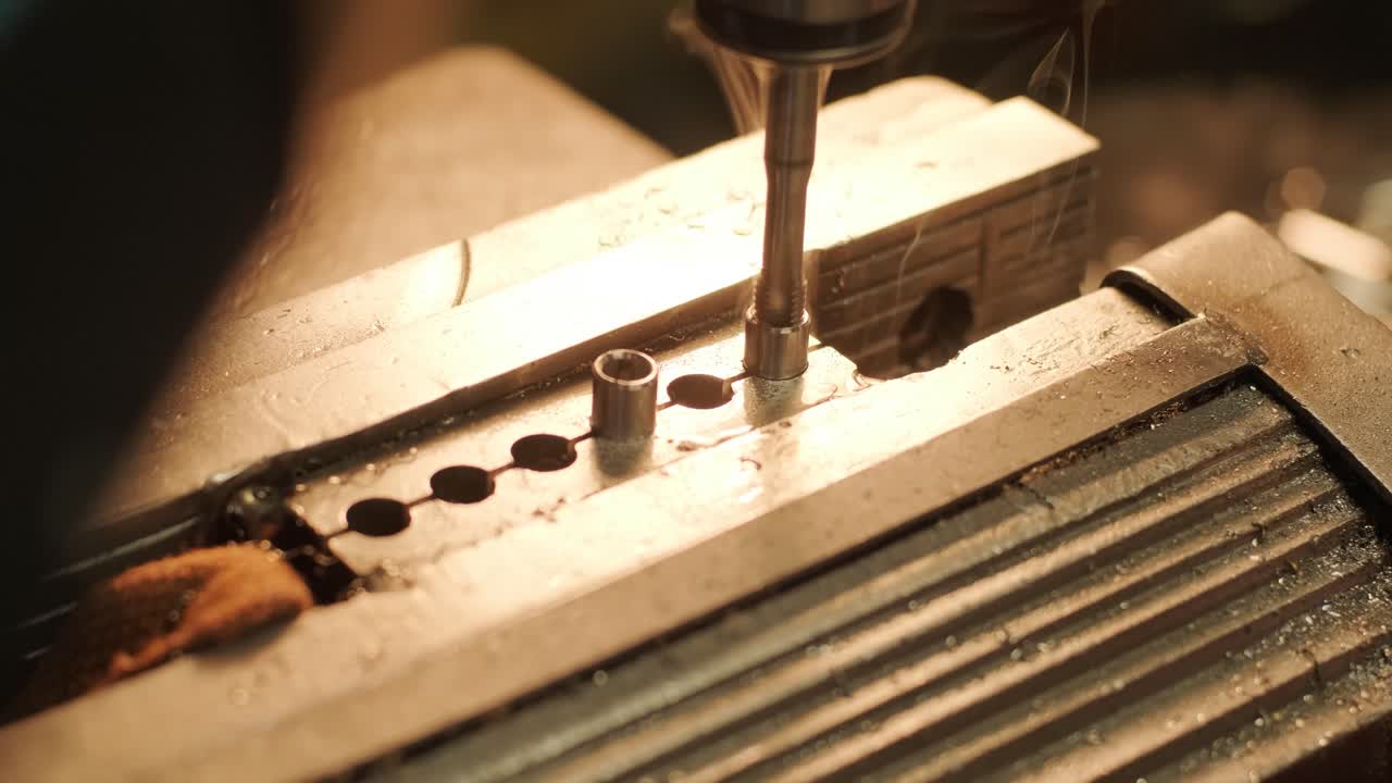 máquina de perforación con perforación para el tapado.