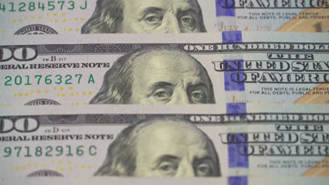 muchos dólares dólares dólares de primer plano. la cámara se extiende desde arriba sobre billetes colocados uniformemente. 100 dólares