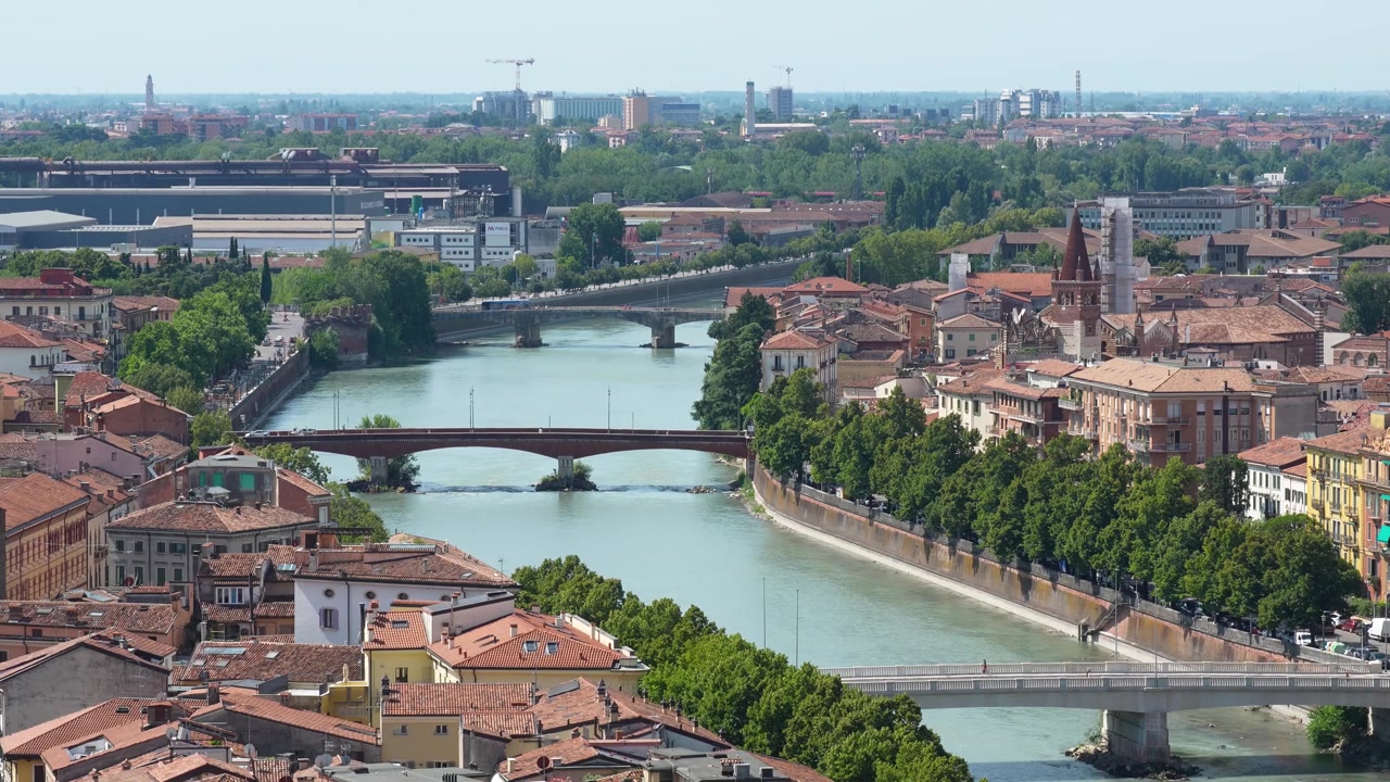 Panorama aereo di Verona, Italia, che mostra il fiume Adige, i ponti storici e l'architettura medievale della città in una limpida giornata estiva