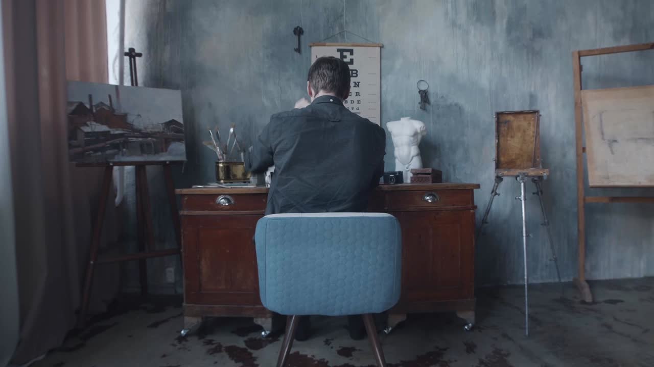 스튜디오에서 일하는 예술가