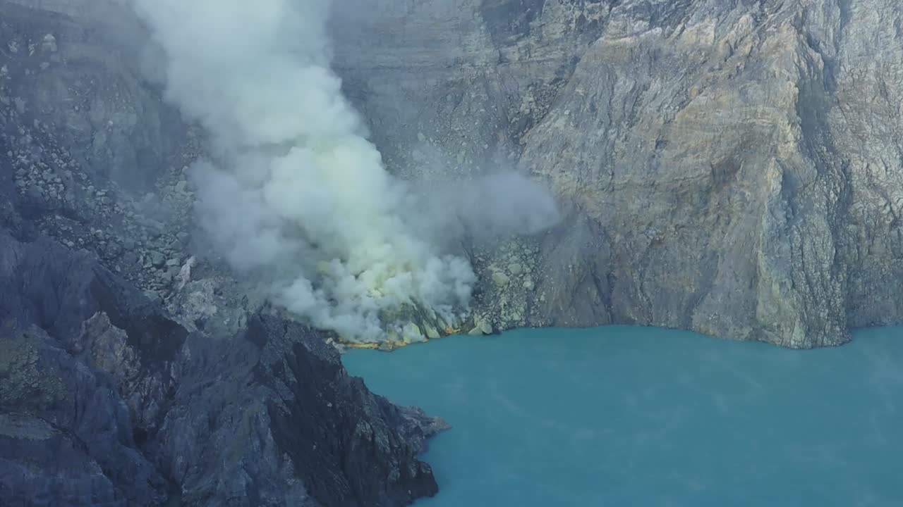 lago de azufre azul en el volcán del cráter del monte ijen indonesia, lapso de tiempo