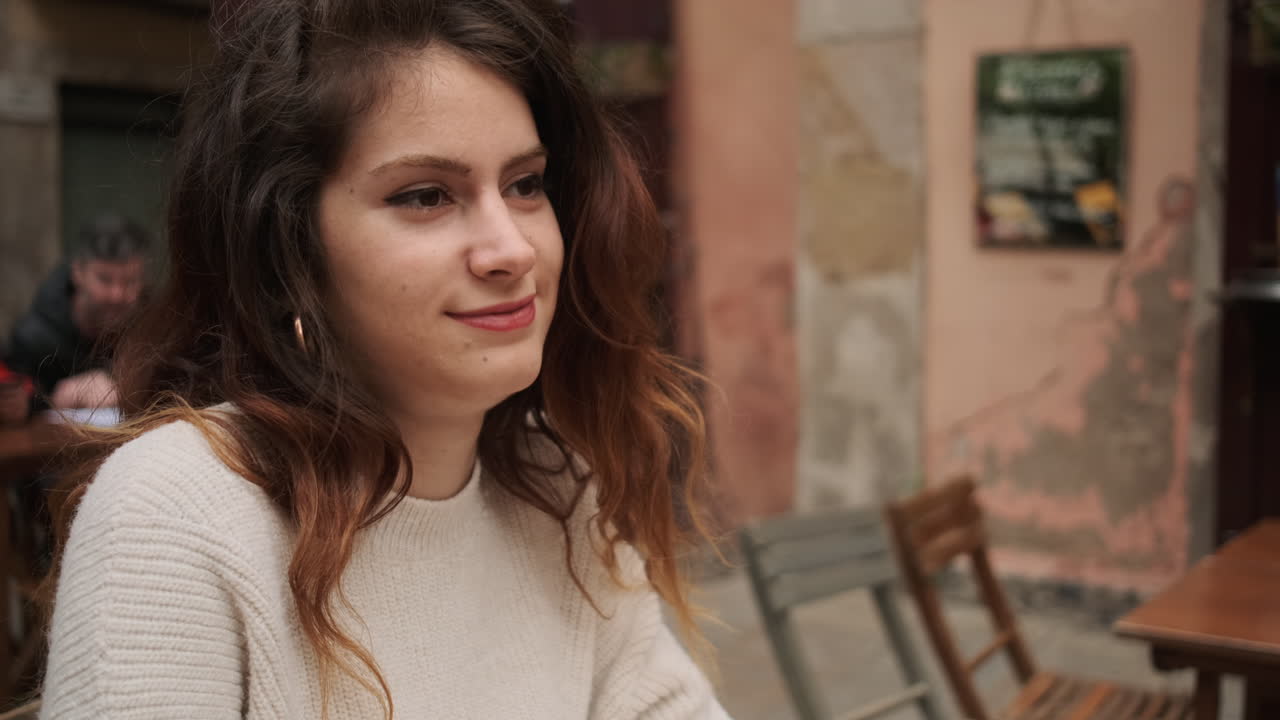 mujer joven sonriendo y hablando con un amigo