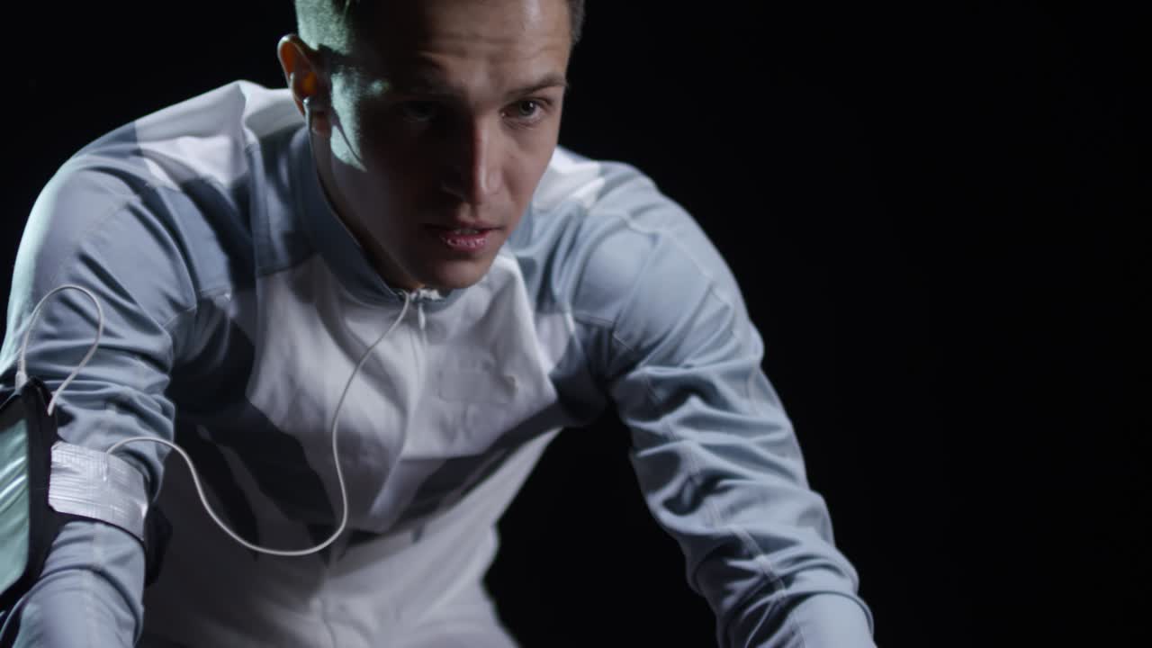 검은 바탕 에 자전거 를 타고 있는 자전거 타는 사람