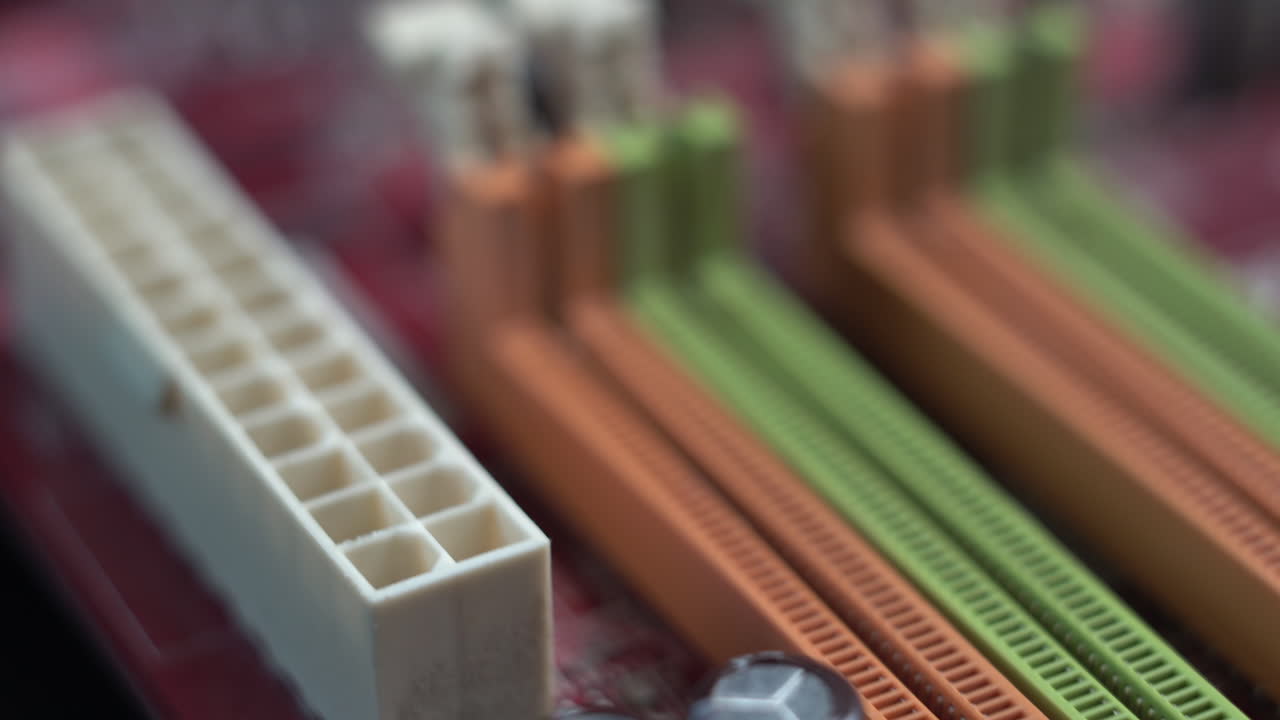 Scheda madre del computer, macro ravvicinata, slot di memoria RAM e componenti elettronici