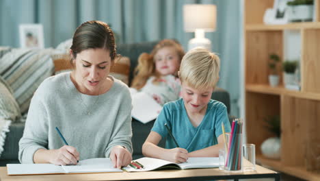 Madre,-Hijos-Y-Vinculación-En-La-Ayuda-Con-La-Tarea