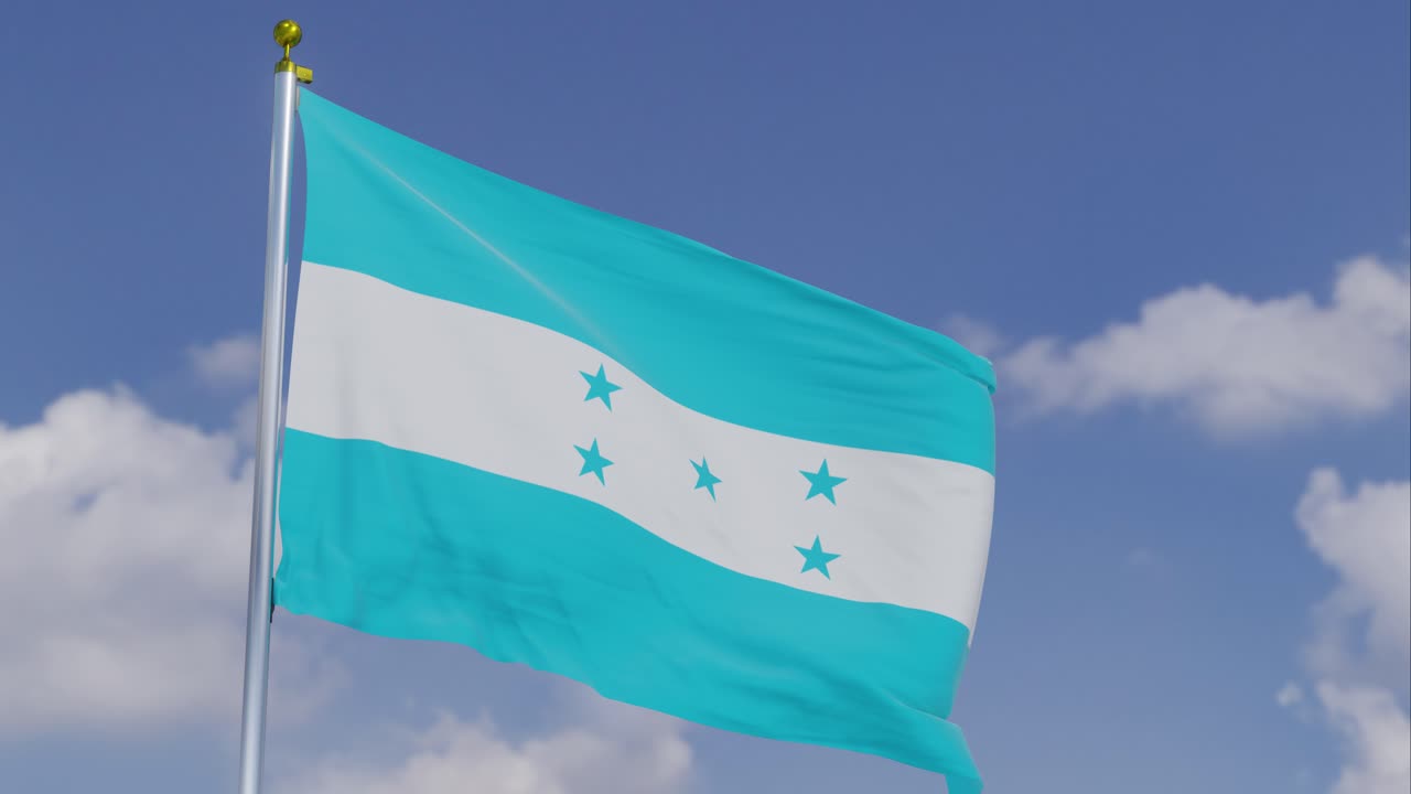 Bandera de Honduras ondeando al viento con un cielo azul despejado de fondo, nubes moviéndose lentamente, asta de bandera, cámara lenta