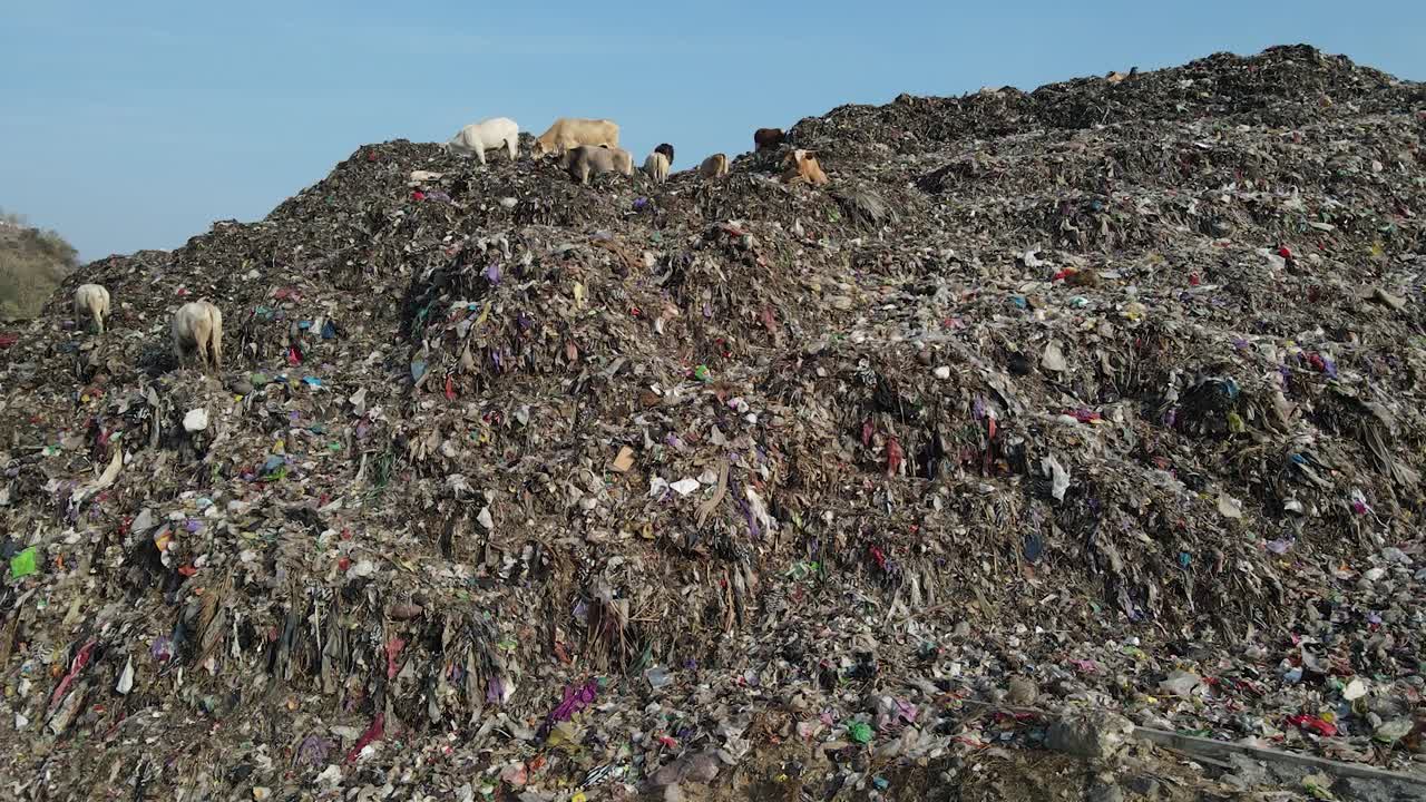 vista aérea, enormes montañas de basura amontonadas en el vertedero de piyungan, yogyakarta